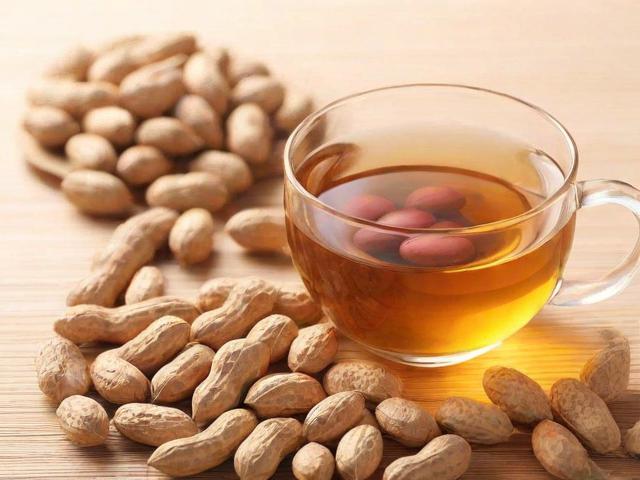 吃生花生喝茶的危害与健康搭配建议,避免中毒风险和消化问题